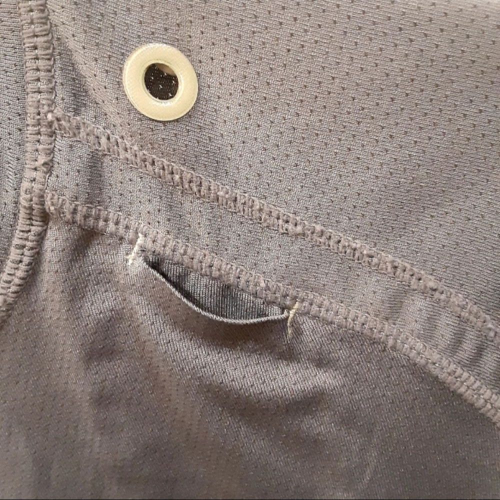 Lululemon athletica  unisex shirt. Size medium . Gray color - Picture 4 of 9